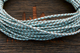 Кожаный плетенный шнурок 3,0мм (голубой, торец бежевый), кратно 1м