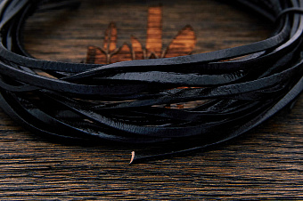 Кожаный шнурок 2×3мм (чёрный), кратно 1м