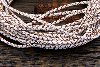 Кожаный плетенный шнурок 3,0мм (белый, торец бежевый), кратно 1м